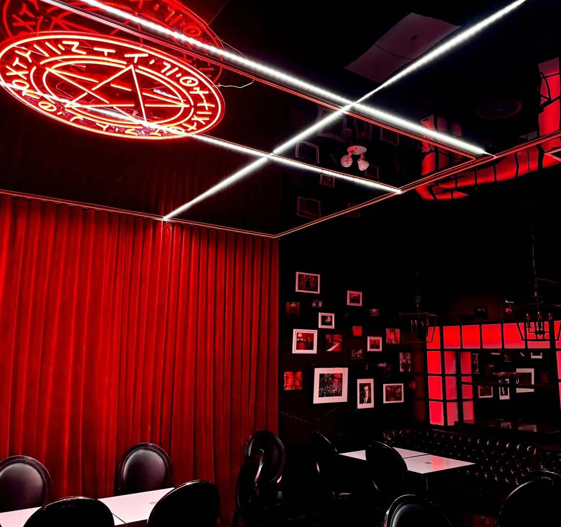 The red room at Storm Crow Manor